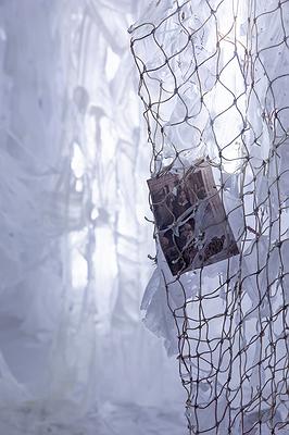 〈流變空間〉，2022，樹酯、漁網、幻燈照片、痱子粉，作品局部-1