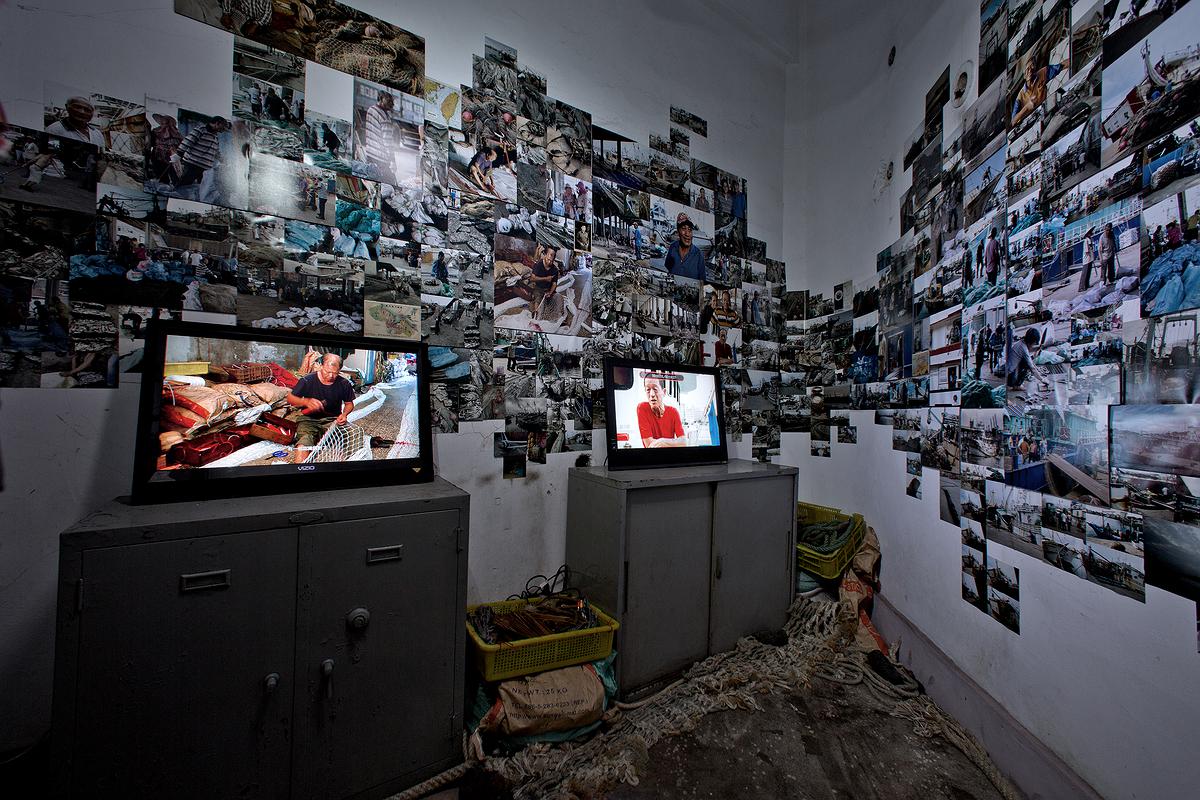 〈迷網之境〉-2，2018，漁網、繩子、補破漁網勾、電風扇、相片、影像。的封面圖