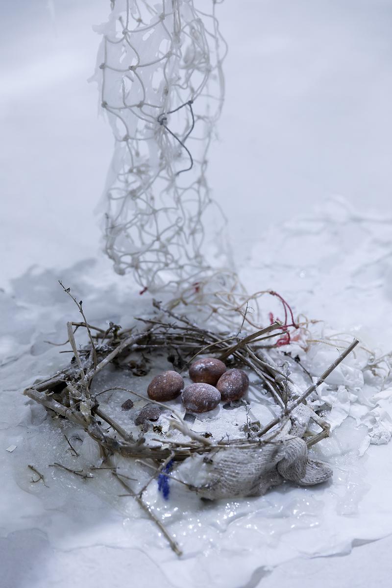 〈流變空間〉，2022，樹酯、漁網、繪製後模型黑鳶蛋、海邊的布手套、塑膠手套、樹枝、痱子粉、Antari ICE-101，依場域而定，作品局部-1的封面圖