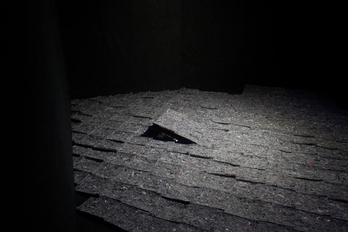 Twilight 3 ，吸音海綿、鏡子、影像，2019。的封面圖