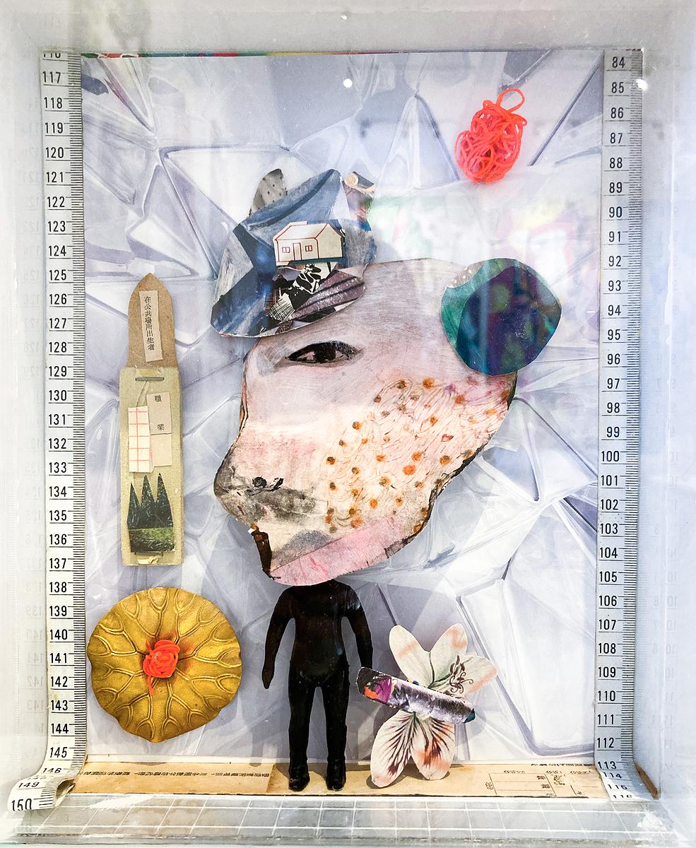 〈不著邊際的語言-03〉，2021，影像拼貼、塑料公仔，約25x30x7cm的封面圖