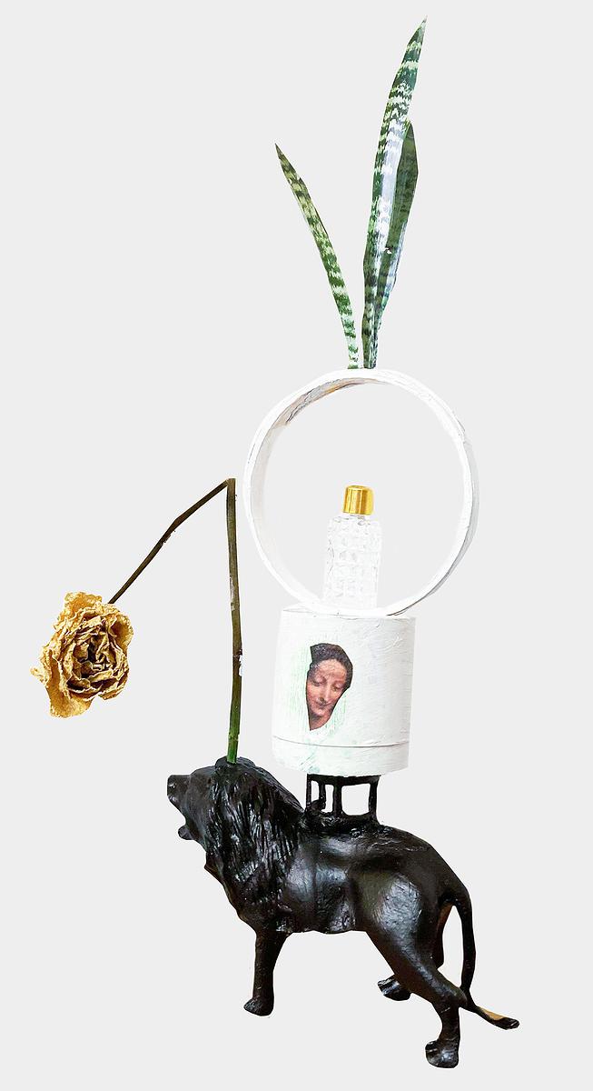 〈不著邊際的語言-02〉，2021，動物塑膠玩具、髮捲、大頭針罐、基督教聖女頭部影像、雙面膠捲、香水瓶、乾燥花、植物影像，約16x30x5cm的封面圖