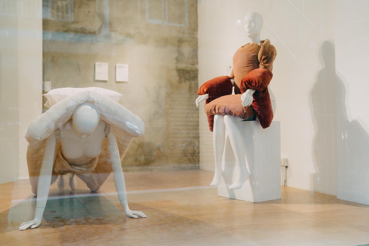 身體座標：當代生活中的身體想像--黃萱創作研究 圖46《兜圈子》展覽的封面圖