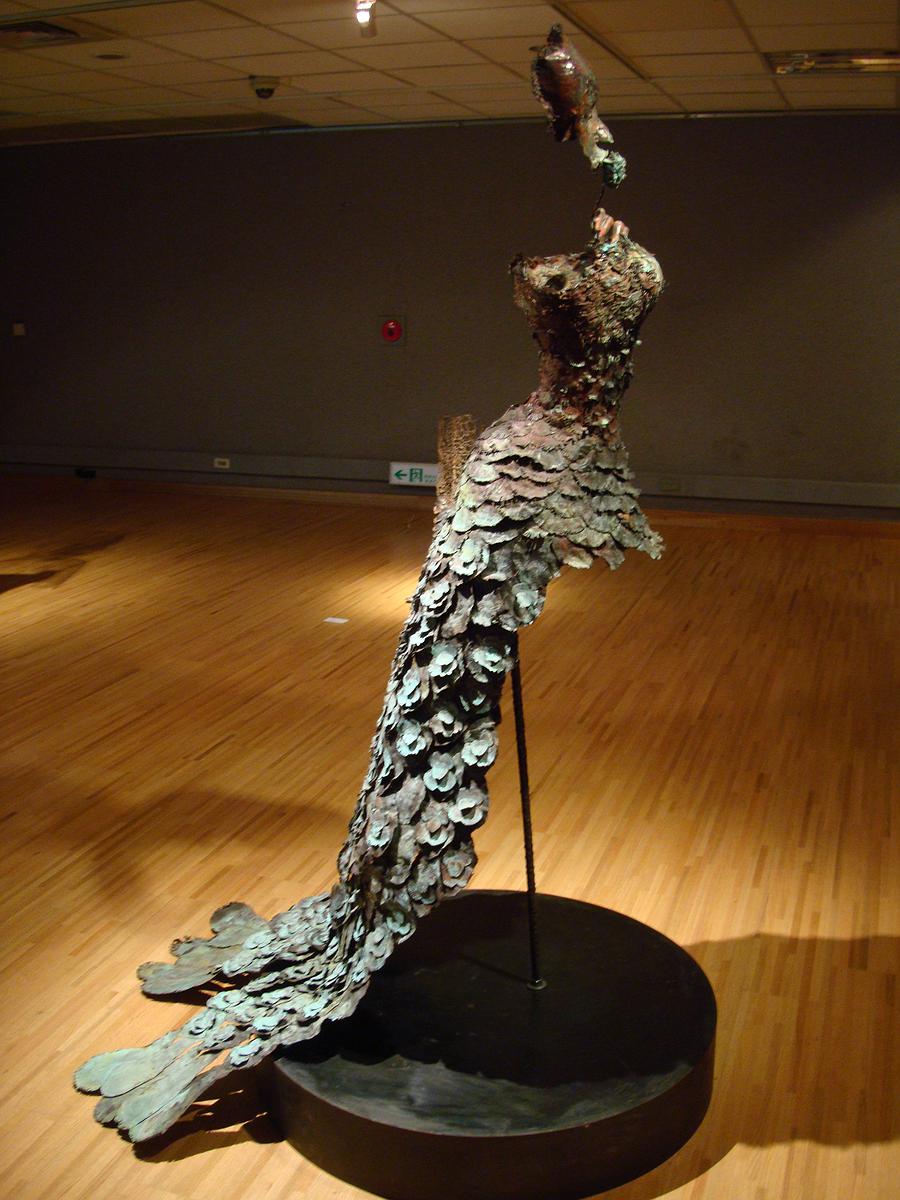 Invisible, Shell and Clothes － A Discourse on Huang, Hsiao-Shan's Work of Art's Cover