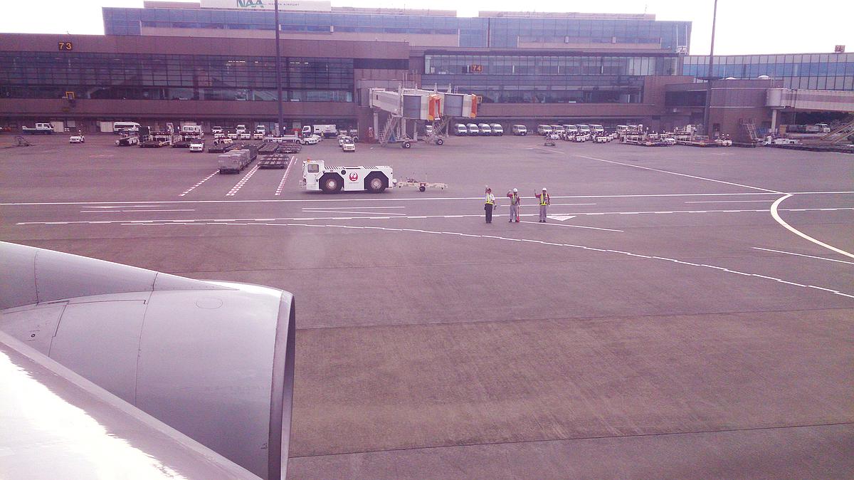 2013 東京 結束一趟旅程又是另一趟的開始，揮手道別，初次見面。的封面圖