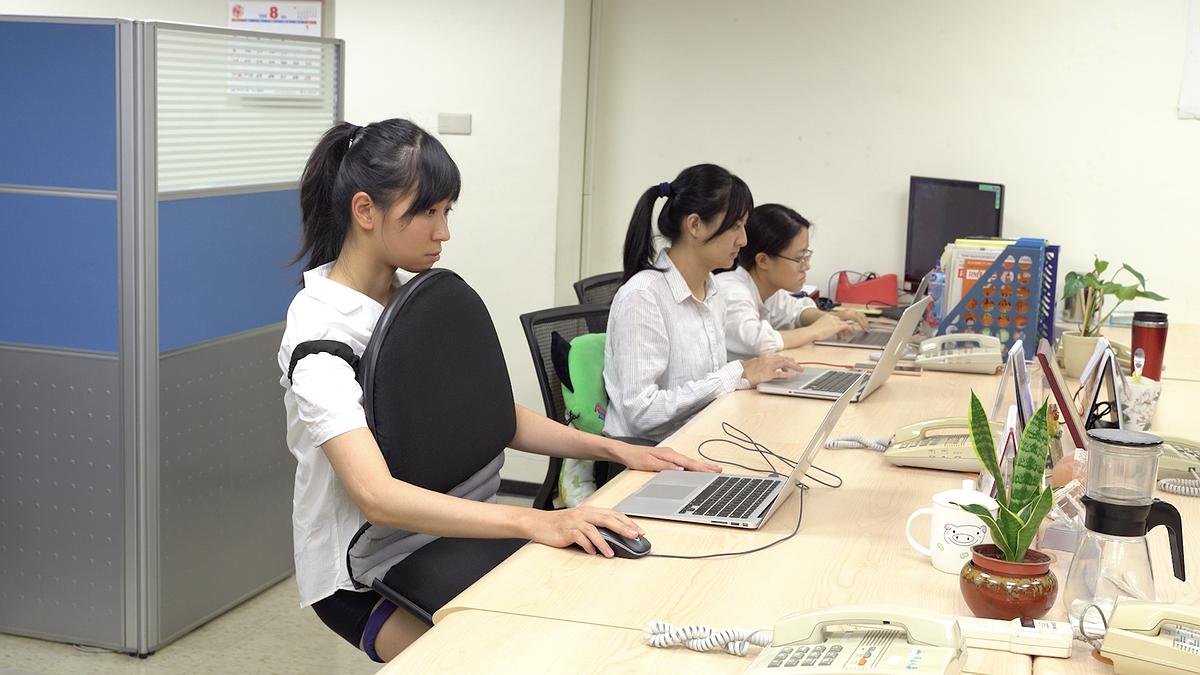 身體座標：當代生活中的身體想像--黃萱創作研究 圖18〈chair〉-1辦公室的封面圖