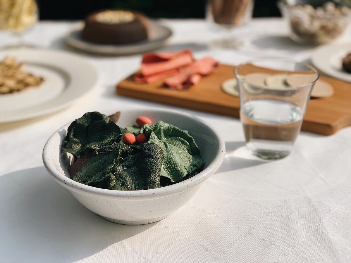 一桌子美好的饗宴_綠色、深紫色、蕃茄紅的沙拉的封面圖