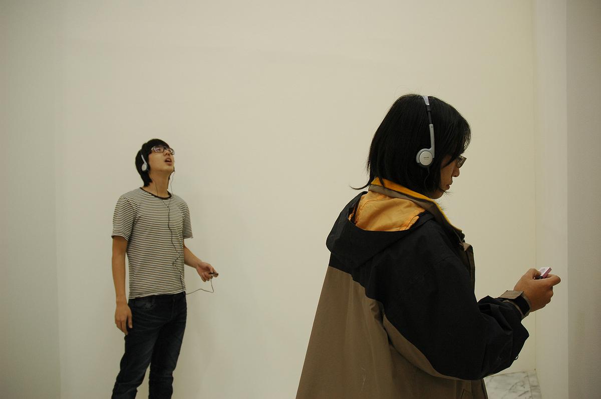 The Publicness Refracted From Whispering: The Works of Chang Yun-Han's Cover