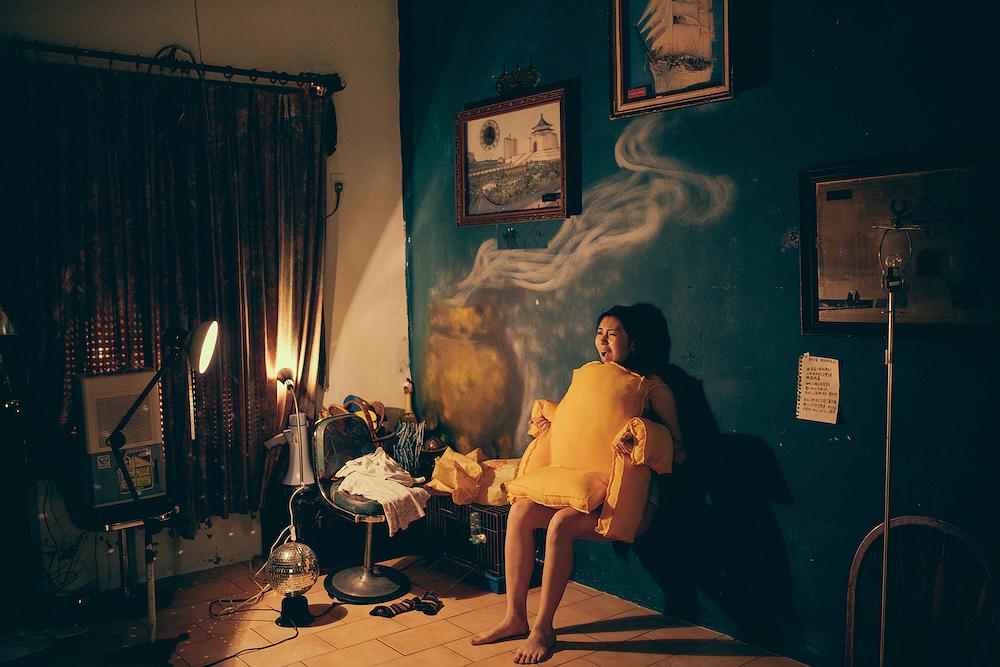 身體座標：當代生活中的身體想像--黃萱創作研究 圖2〈沙發人〉的封面圖