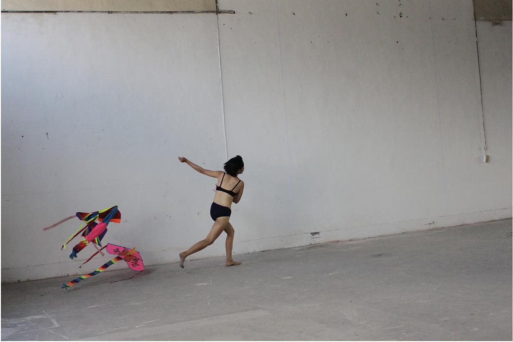 身體座標：當代生活中的身體想像--黃萱創作研究 圖3〈放風箏〉的封面圖