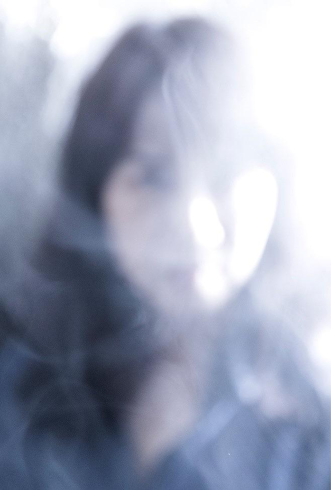 Antari ICE-101冰塊煙霧機具所形構出一種煙霧散沒顯形的現象，存在於作品展呈的過程中。充分展現了「煙漫」的表演現場。的封面圖