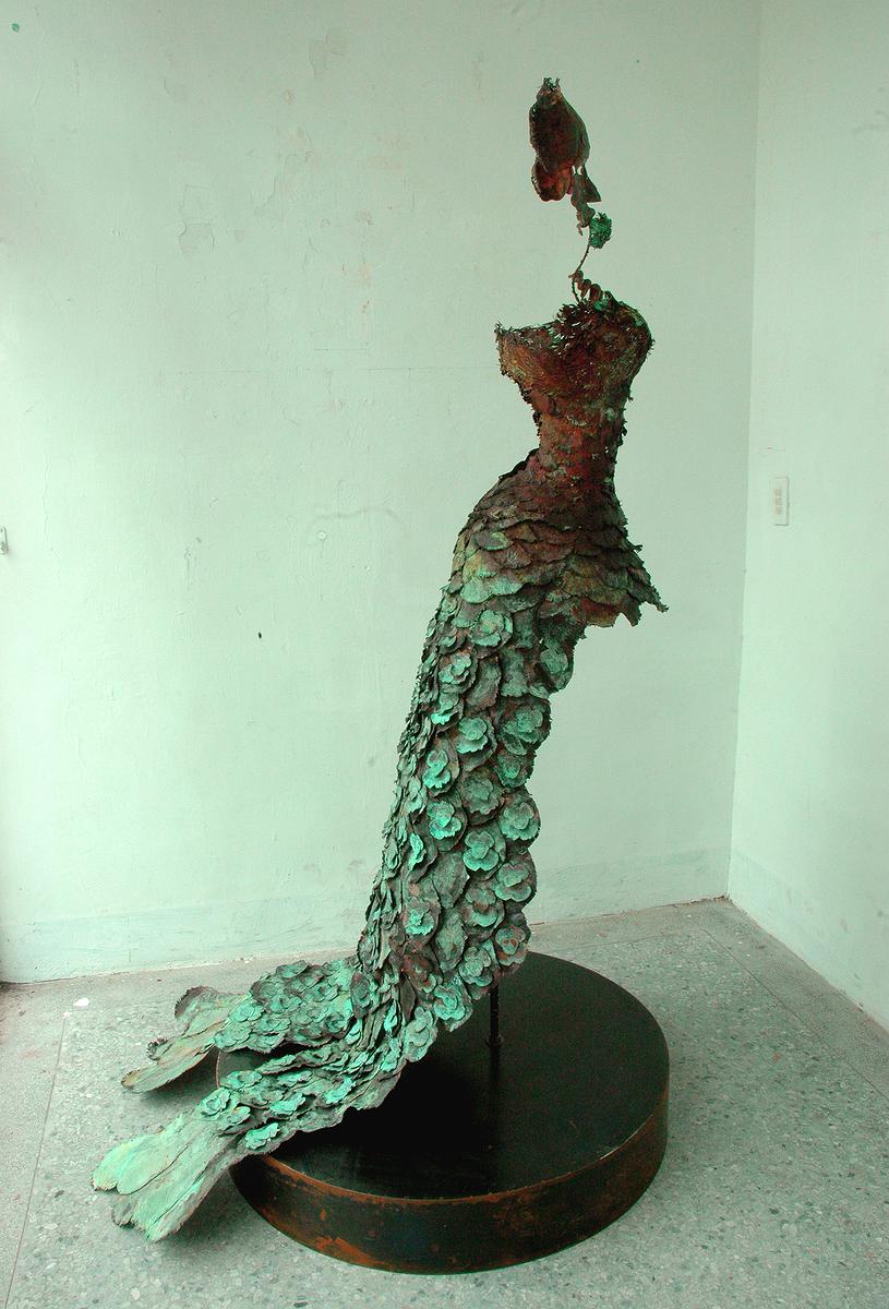 Invisible, Shell and Clothes － A Discourse on Huang, Hsiao-Shan's Work of Art's Cover