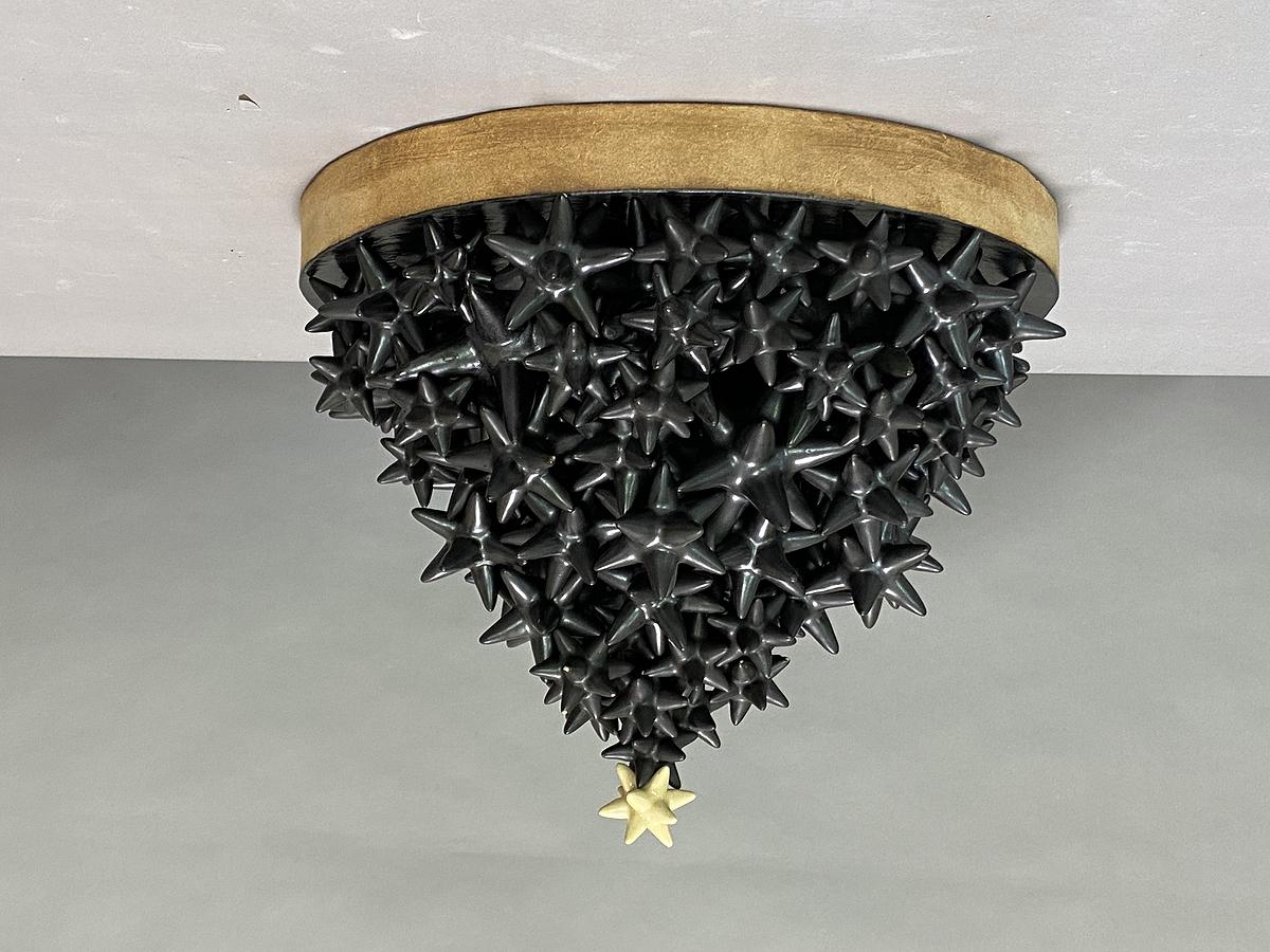 圖102 劉奕堂，〈貢〉，雕塑土、黑色消光釉、金水，48×48×40cm(含座)，2021的封面圖