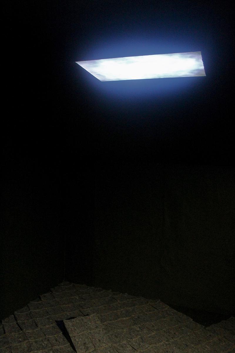 Twilight 1， 吸音海綿、鏡子、影像，2019。的封面圖