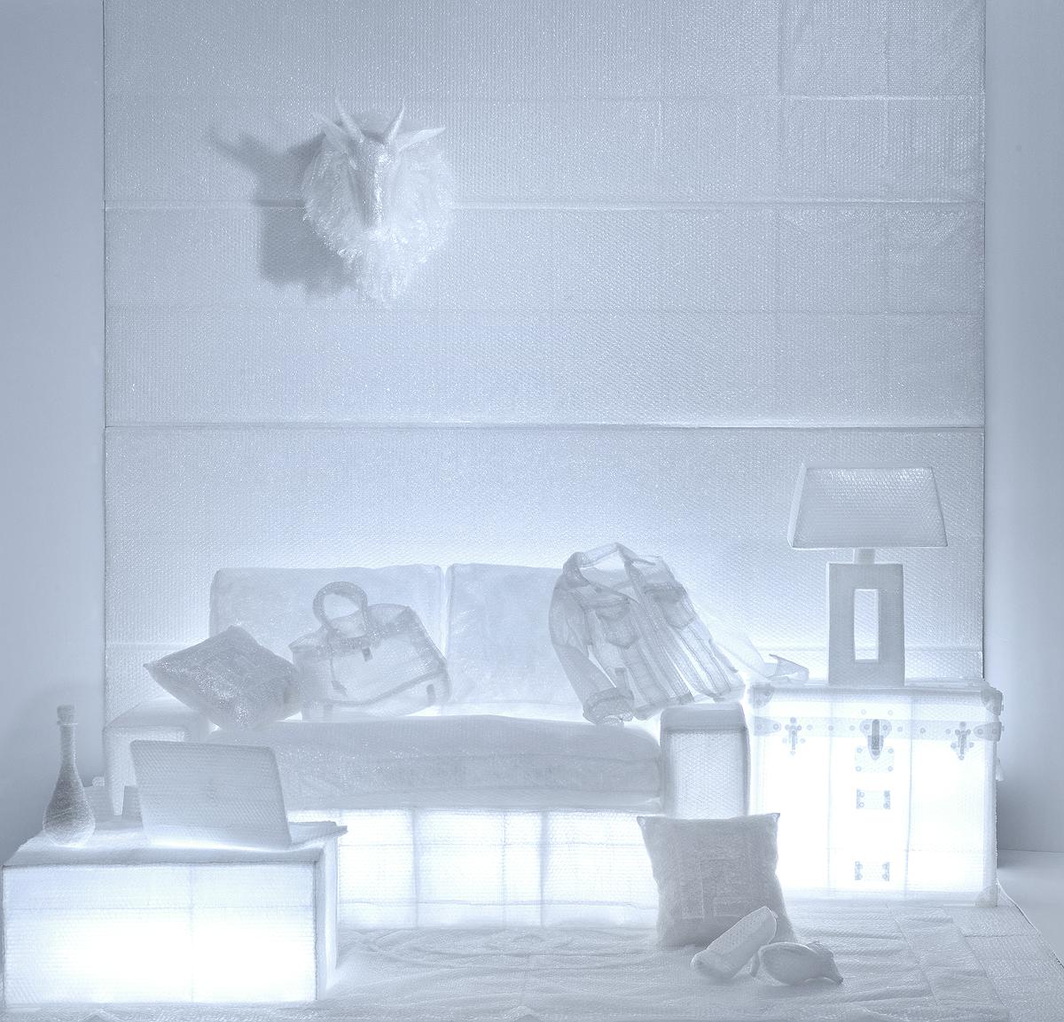 〈生活一景〉，2014，氣泡布、針、透明魚線、雙面膠帶、透明膠帶、LED燈，250×250×250 cm的封面圖