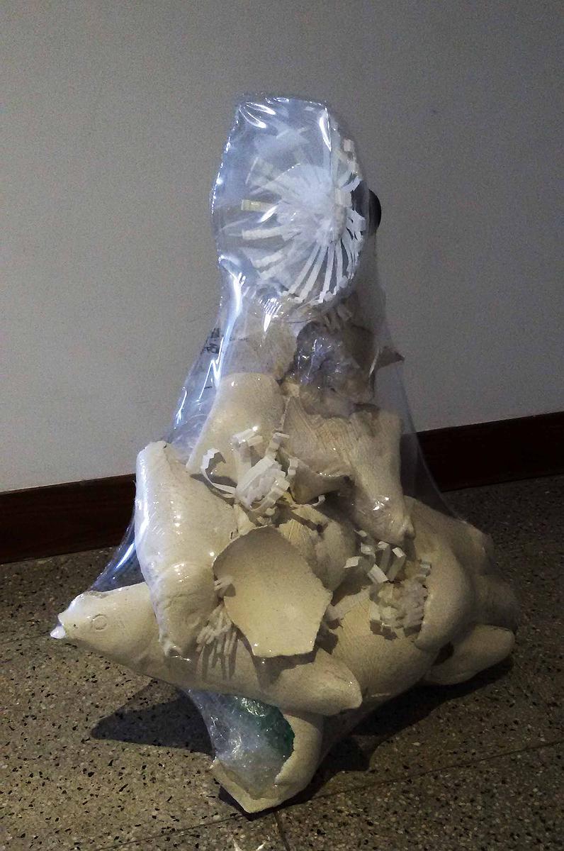 The Unresolvable Vessel：Self-interpretation of Min-Cheng Tsai's Ceramic Art's Cover