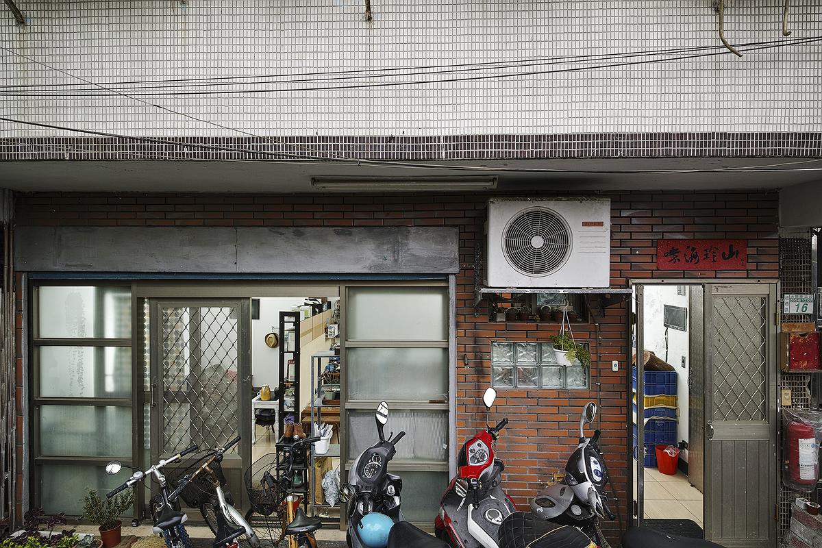 附錄五-山珍海味工作室攝影-《走道看向太認真工作區》的封面圖