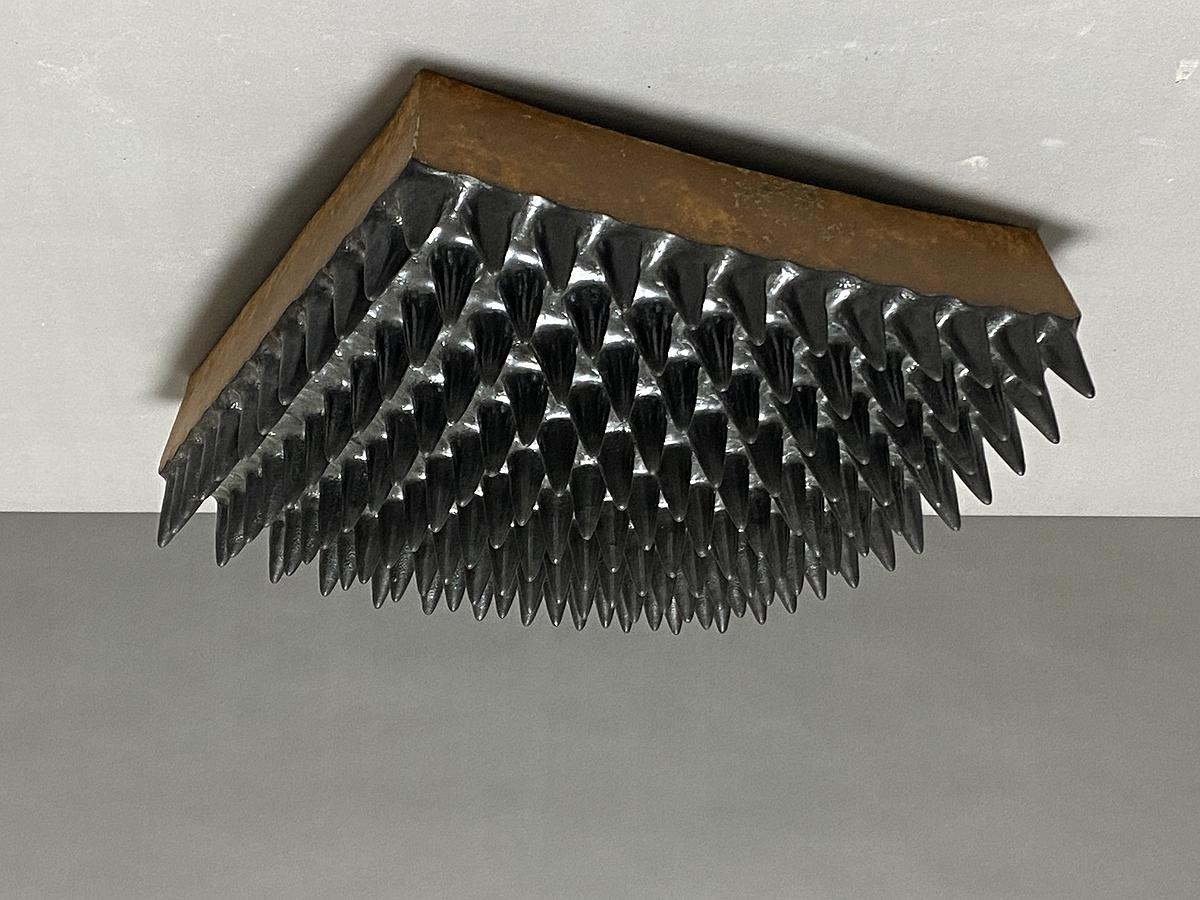 圖132 劉奕堂，〈衛〉，雕塑土、黑色消光釉、墨綠黑斑釉，45×45×15cm，2020的封面圖