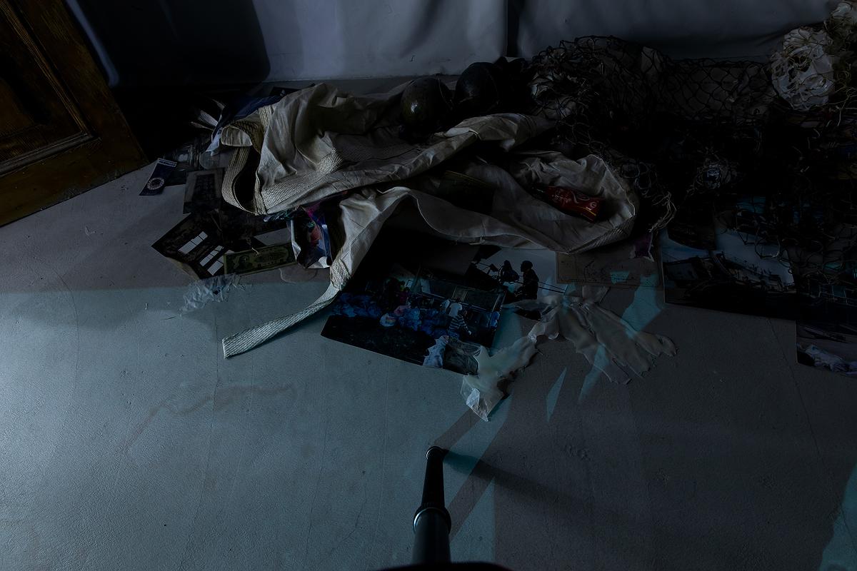 〈流變空間〉，2022，樹酯、漁網、照片、木馬、魚（模型）、黑鳶蛋（模型）LED燈，依場域而定。-1的封面圖