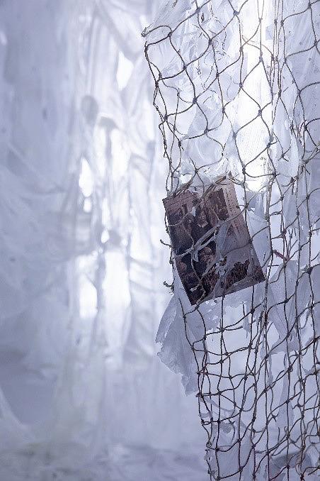 〈流變空間〉，2022，樹酯、漁網、幻燈照片、痱子粉，依場域而定，作品局部-2的封面圖