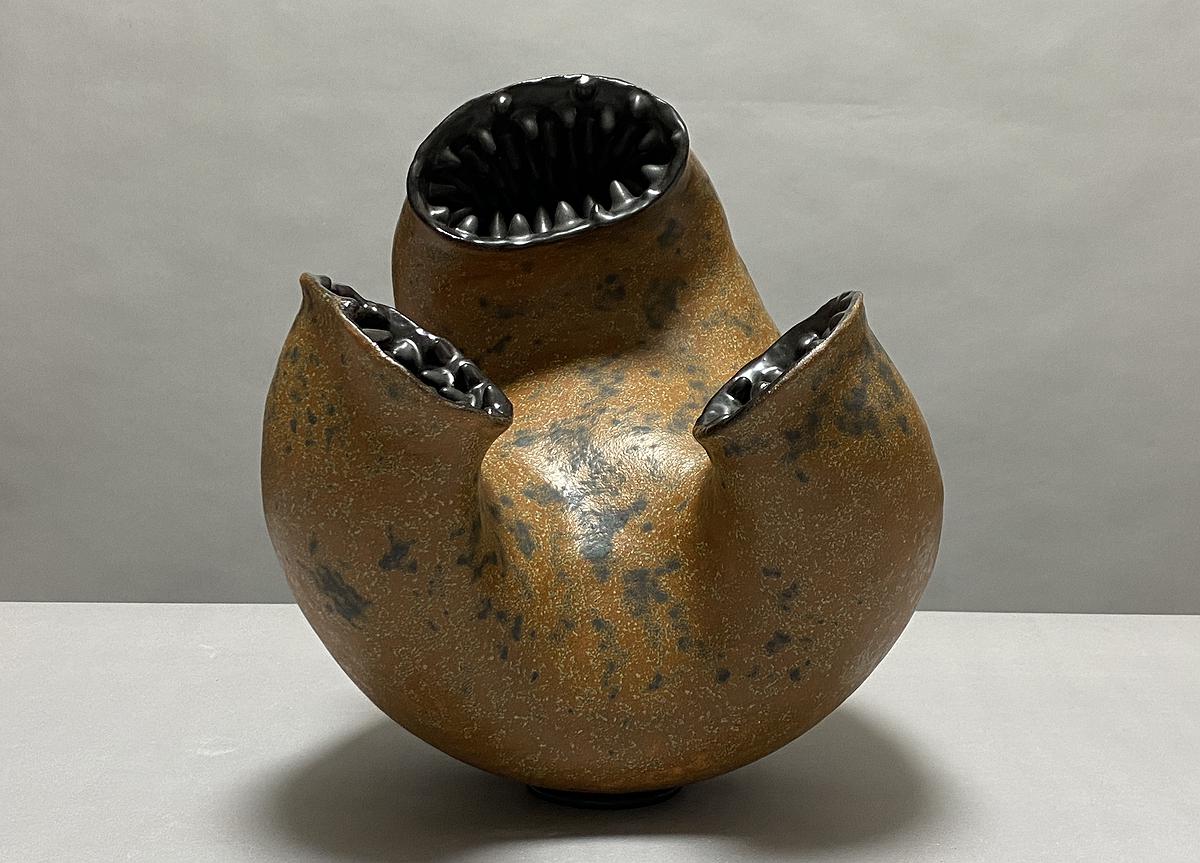 圖144 劉奕堂，〈爭〉，雕塑土、黑色消光釉、墨綠黑斑釉，40×38×36cm，2019的封面圖