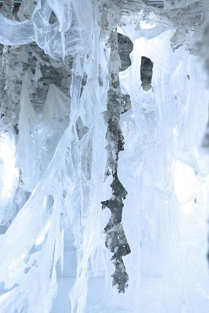 〈層狀空間〉，2017，樹酯、痱子粉LED燈，依場域而定-2的封面圖