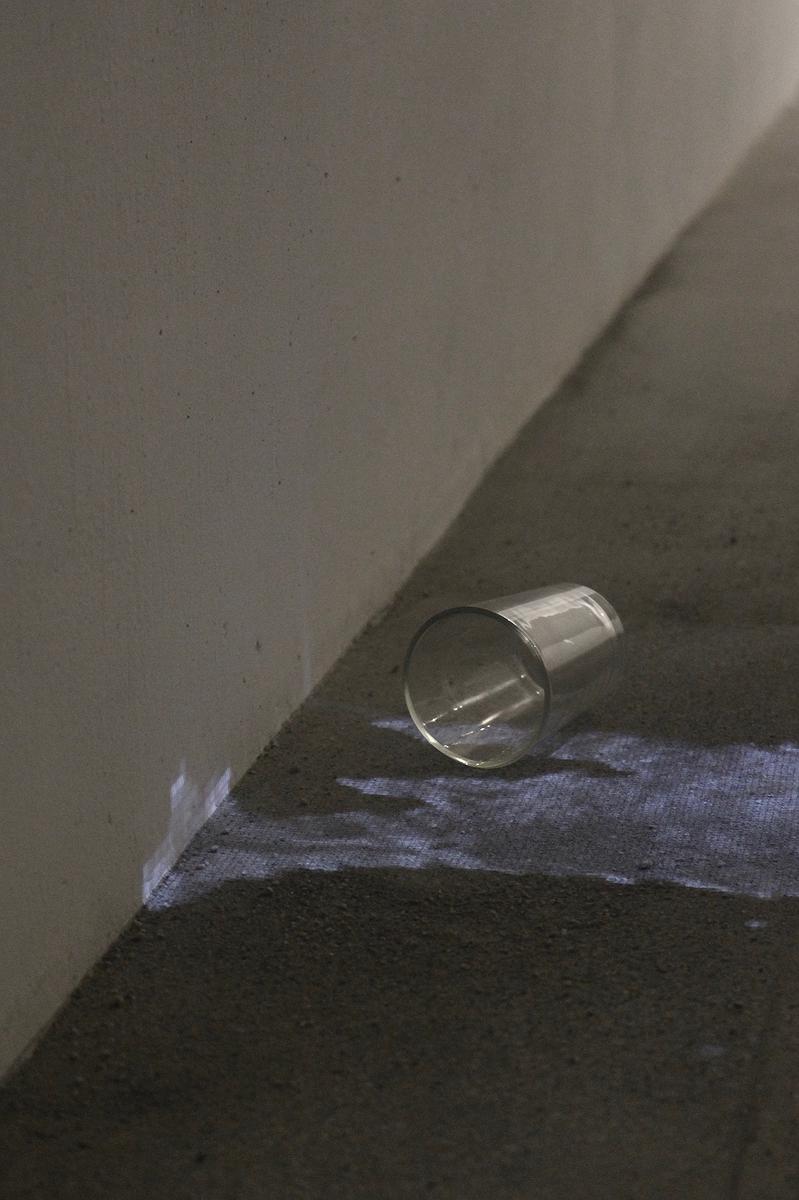 Drip, drip, drip.3，玻璃杯、投影，2018。的封面圖