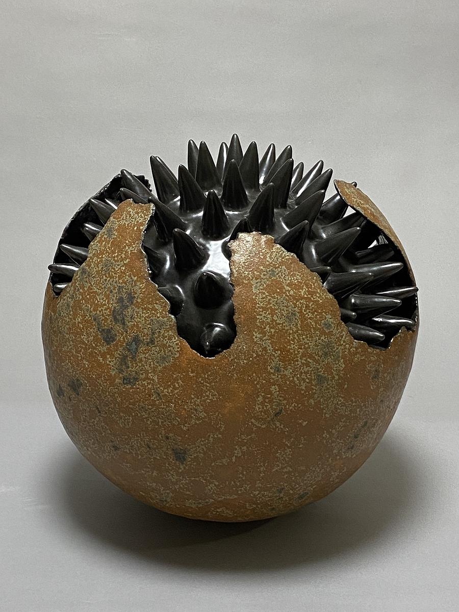 圖119 劉奕堂，〈蛻〉，雕塑土、黑色消光釉、墨綠黑斑釉，37×37×37cm，2020的封面圖