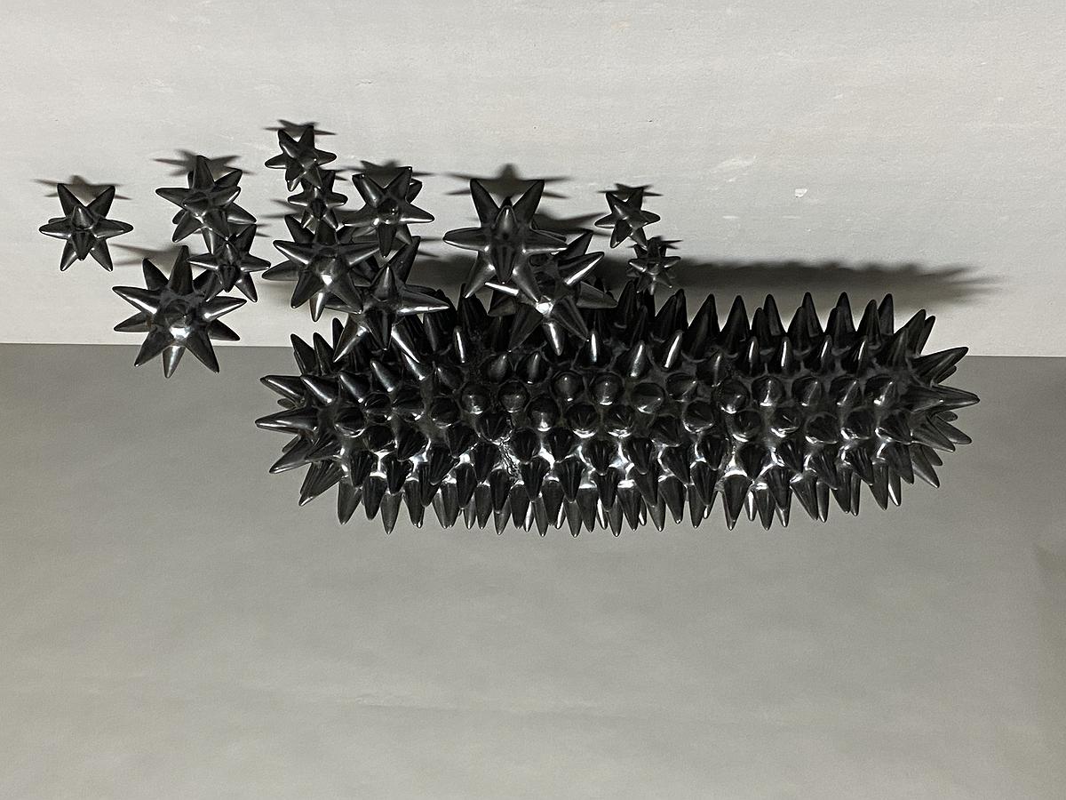 圖124 劉奕堂，〈衍〉，雕塑土、黑色消光釉，88×55×37cm，2020的封面圖