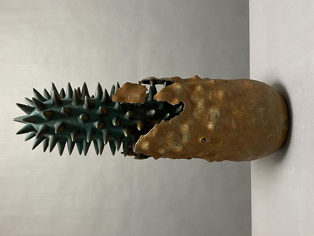 圖117 劉奕堂，〈突－2〉，雕塑土、墨綠黑斑釉，24×24×77cm，2019的封面圖