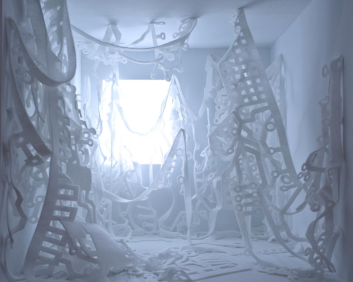 〈神經網路體l〉（Connectome l），2015，不織布空氣過濾棉、LED燈、白色壓克力板、白塑膠地板、白木板，250×250 ×250 cm的封面圖