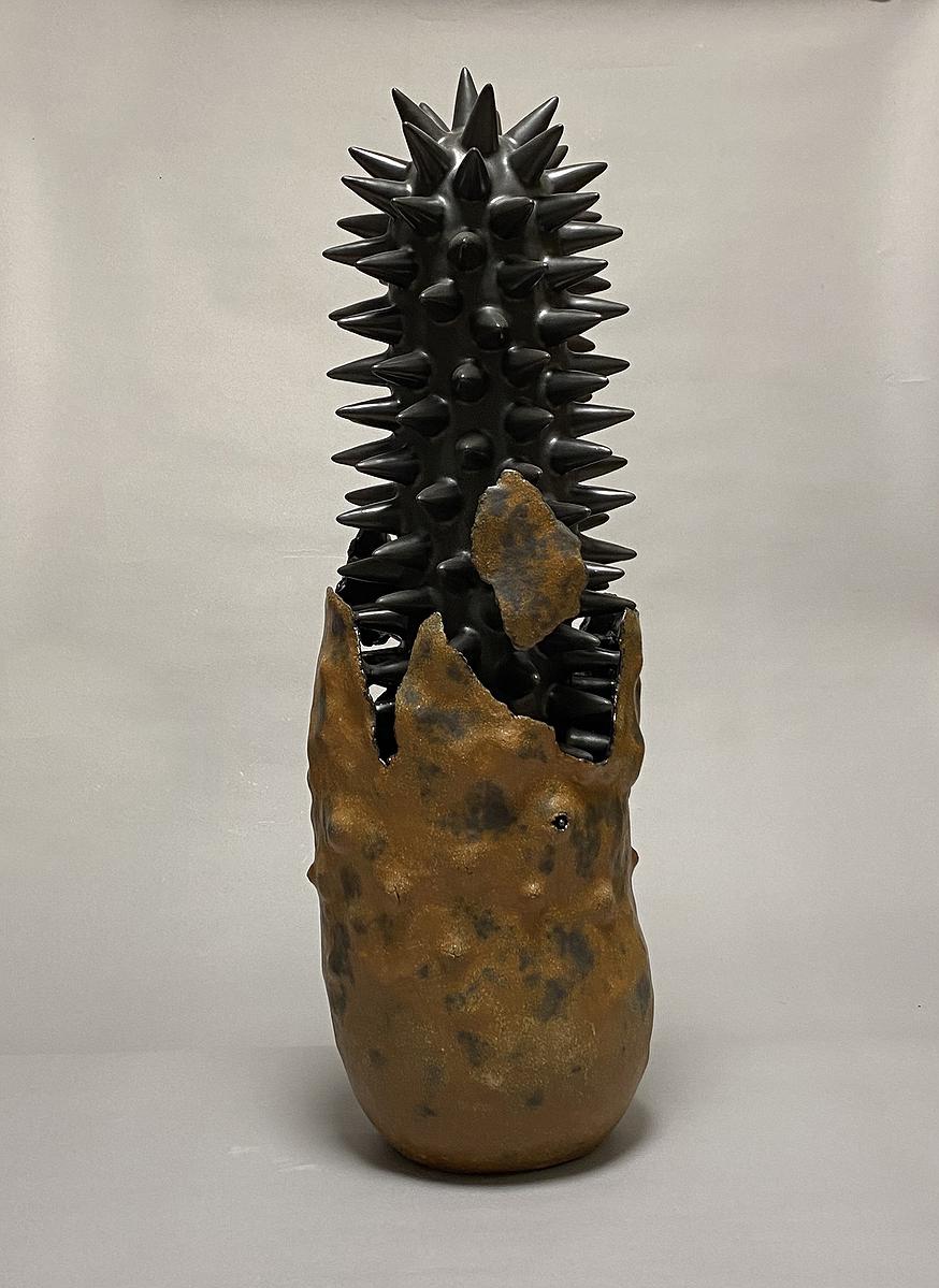 圖114 劉奕堂，〈突－1〉，雕塑土、黑色消光釉、墨綠黑斑釉，24×24×77cm，2019的封面圖