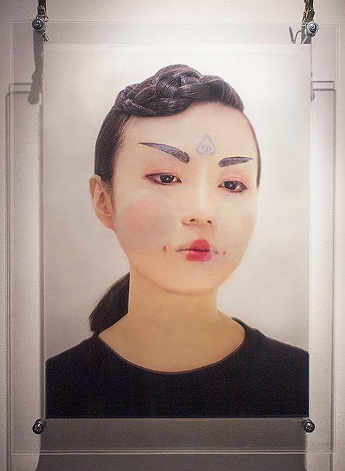 " The Lighting Face "-A Creative Project of Make-Up Art Combining with the Chinese Facial Painting and Greek Mythology's Cover