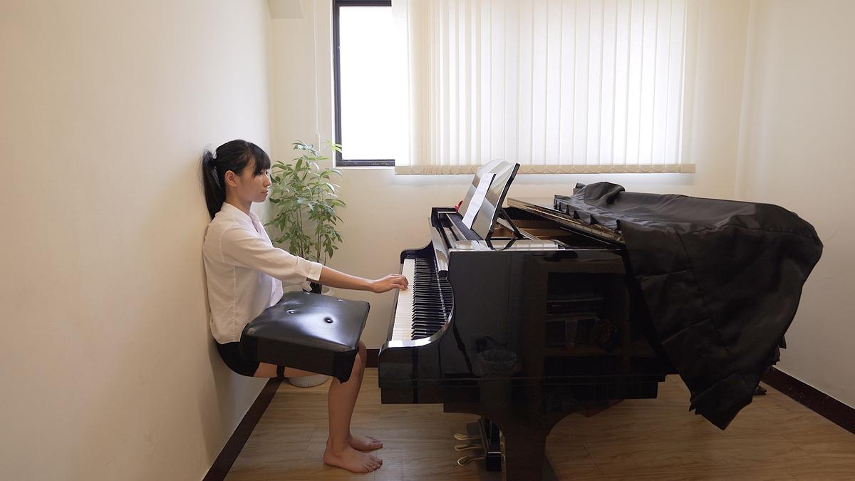 身體座標：當代生活中的身體想像--黃萱創作研究 圖19〈chair〉-1鋼琴房的封面圖