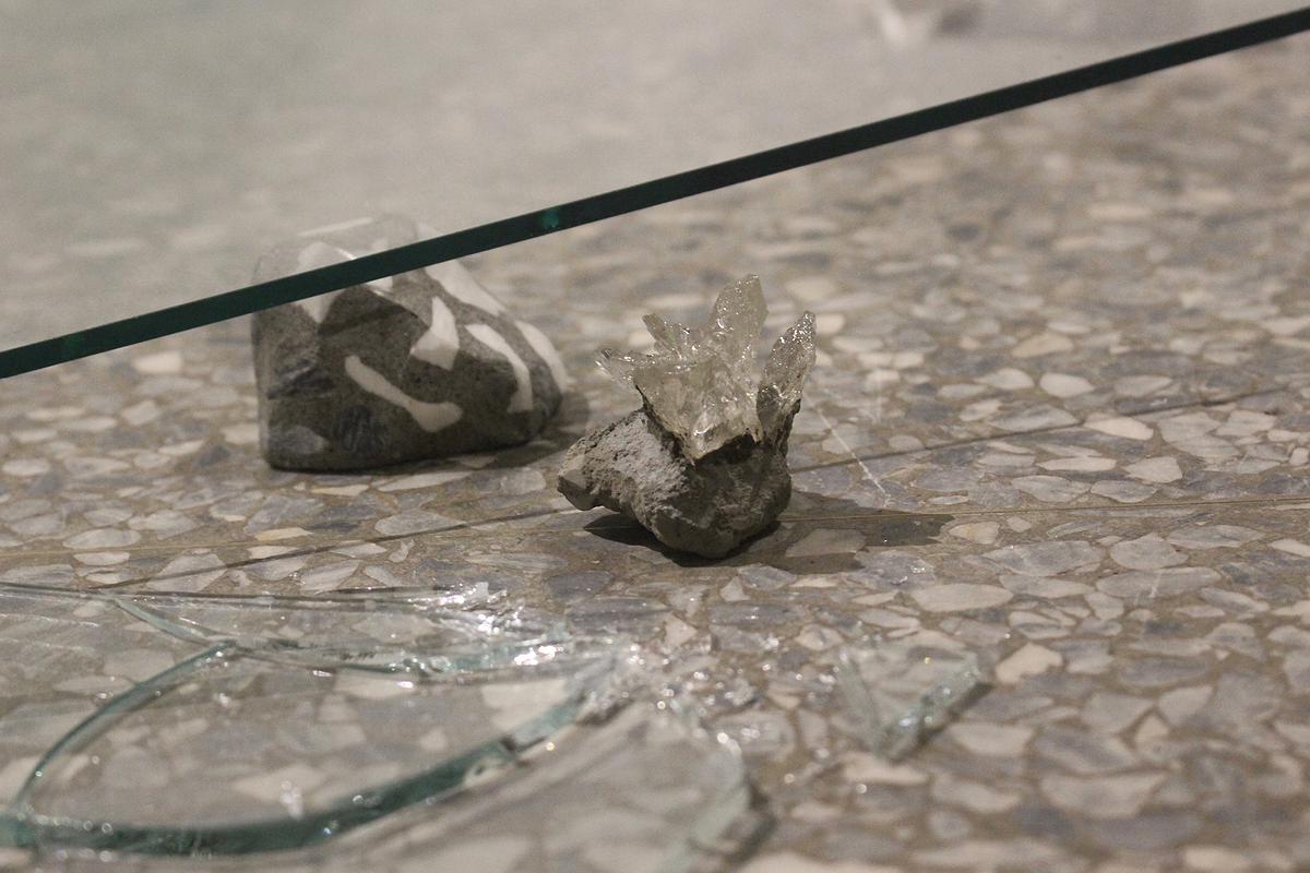 一閃一閃亮晶晶4，環氧樹脂、磨石子、玻璃，2019。的封面圖