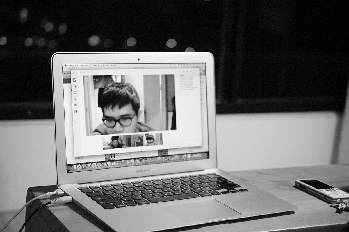 2012 台北 現代的我們還能靠著這個小螢幕與遠方的你們聯繫，不要抱怨科技取代了信紙的溫度，而是應該保持感恩的態度。的封面圖