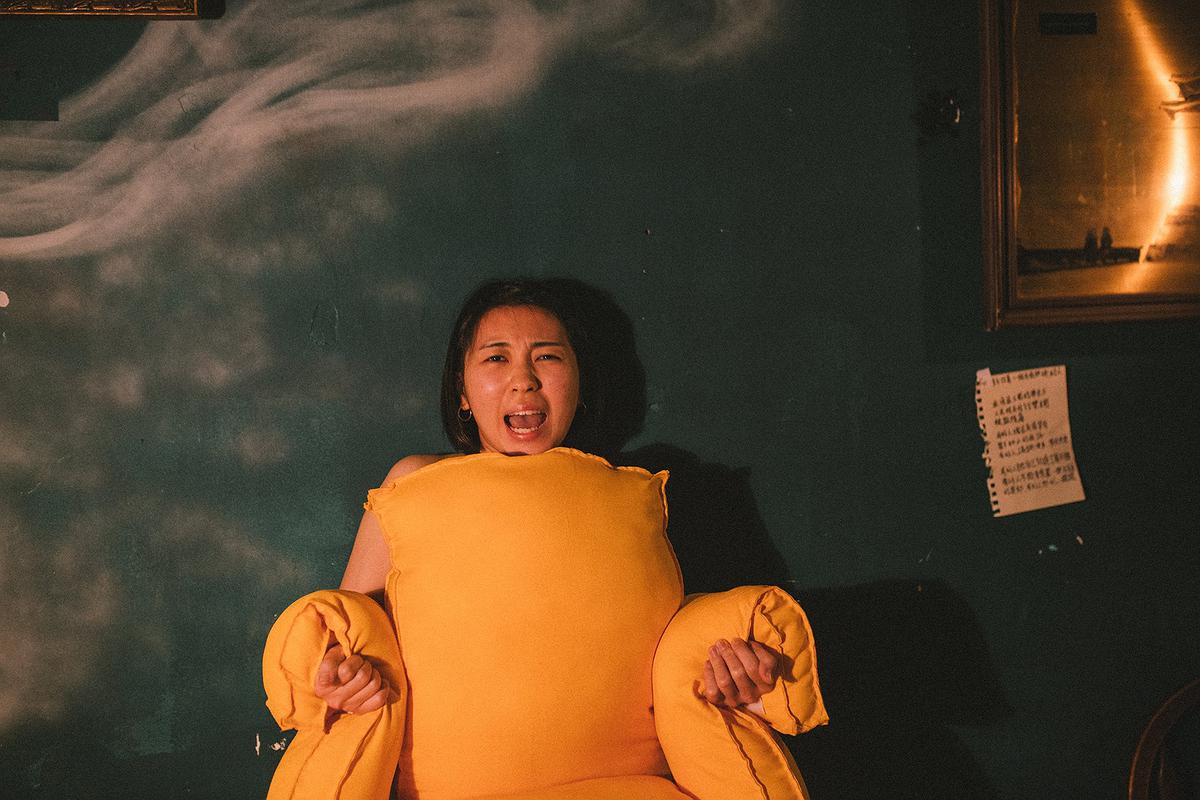 身體座標：當代生活中的身體想像--黃萱創作研究 圖1〈沙發人〉的封面圖