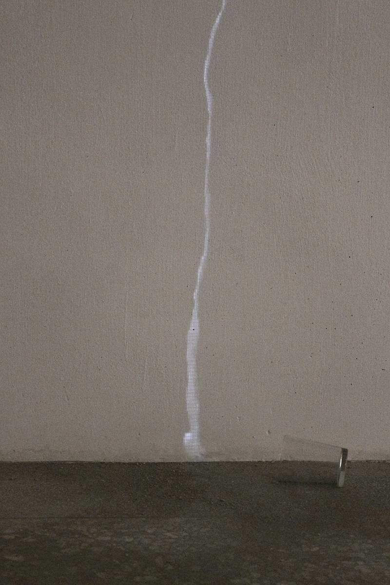 Drip, drip, drip.4，玻璃杯、投影，2018。的封面圖