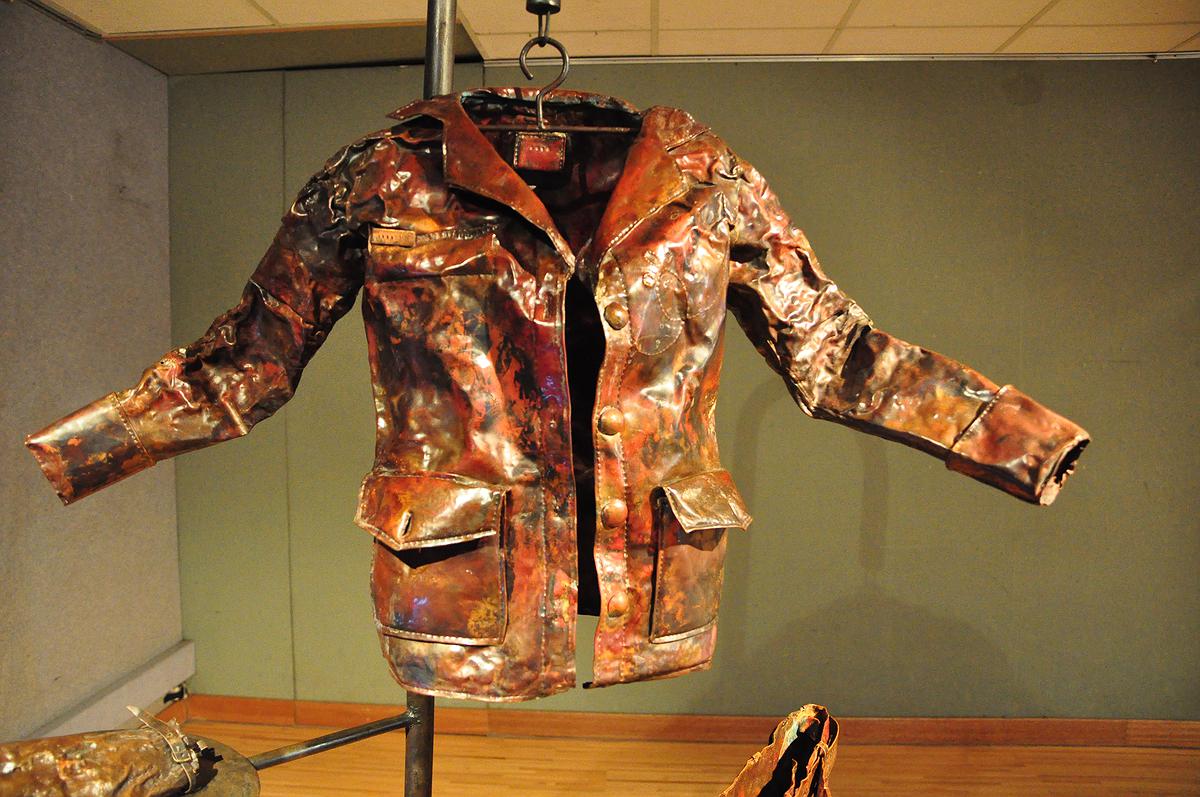 Invisible, Shell and Clothes － A Discourse on Huang, Hsiao-Shan's Work of Art's Cover