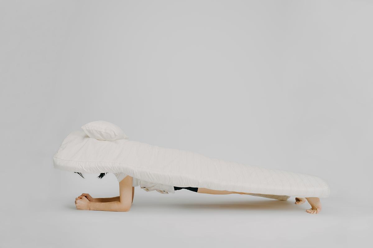 身體座標：當代生活中的身體想像--黃萱創作研究 圖25〈白底細條紋床墊〉的封面圖