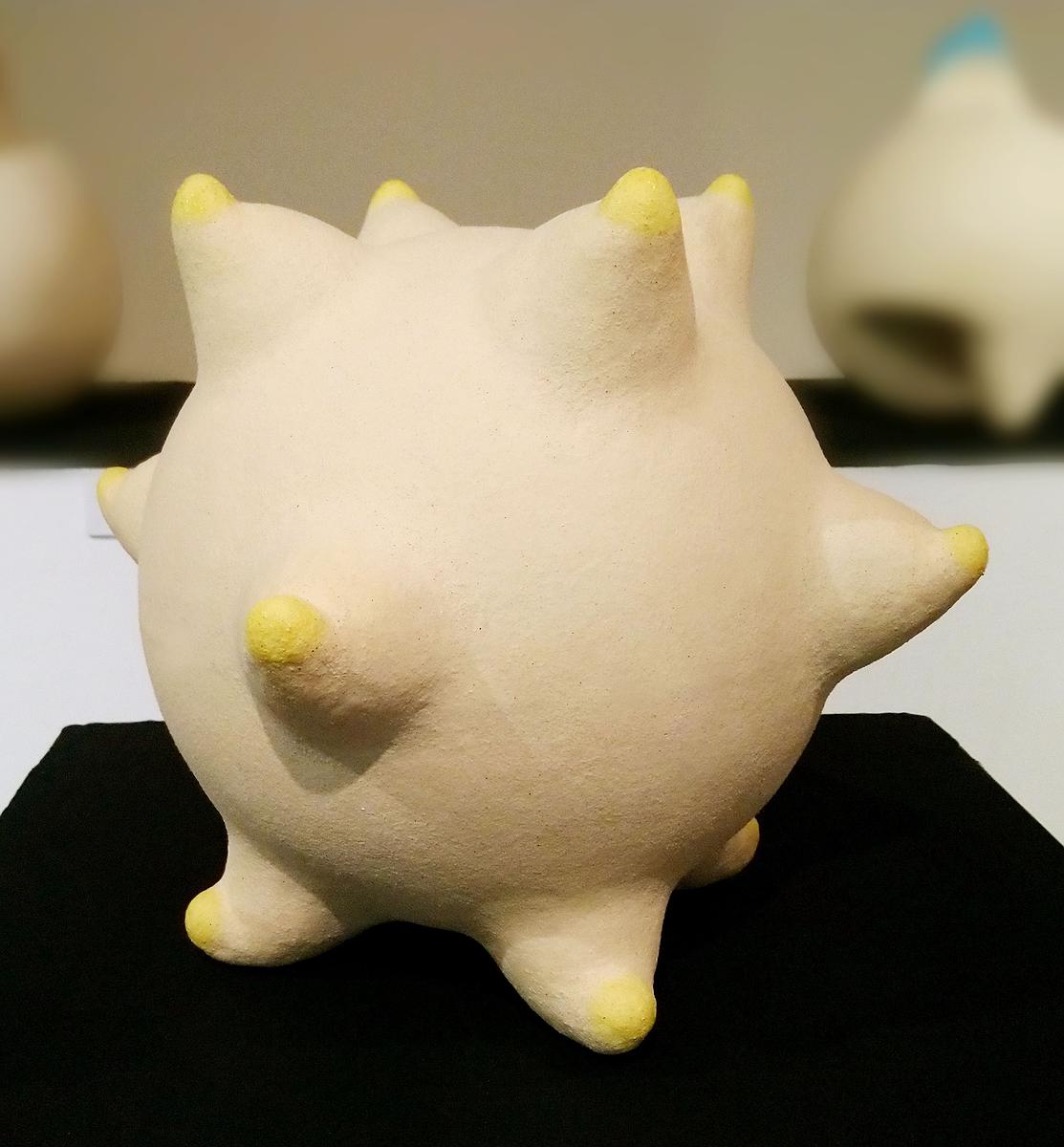 與植物對話 — 魏金蕊陶藝創作論述-《重生》正面展出效果。的封面圖
