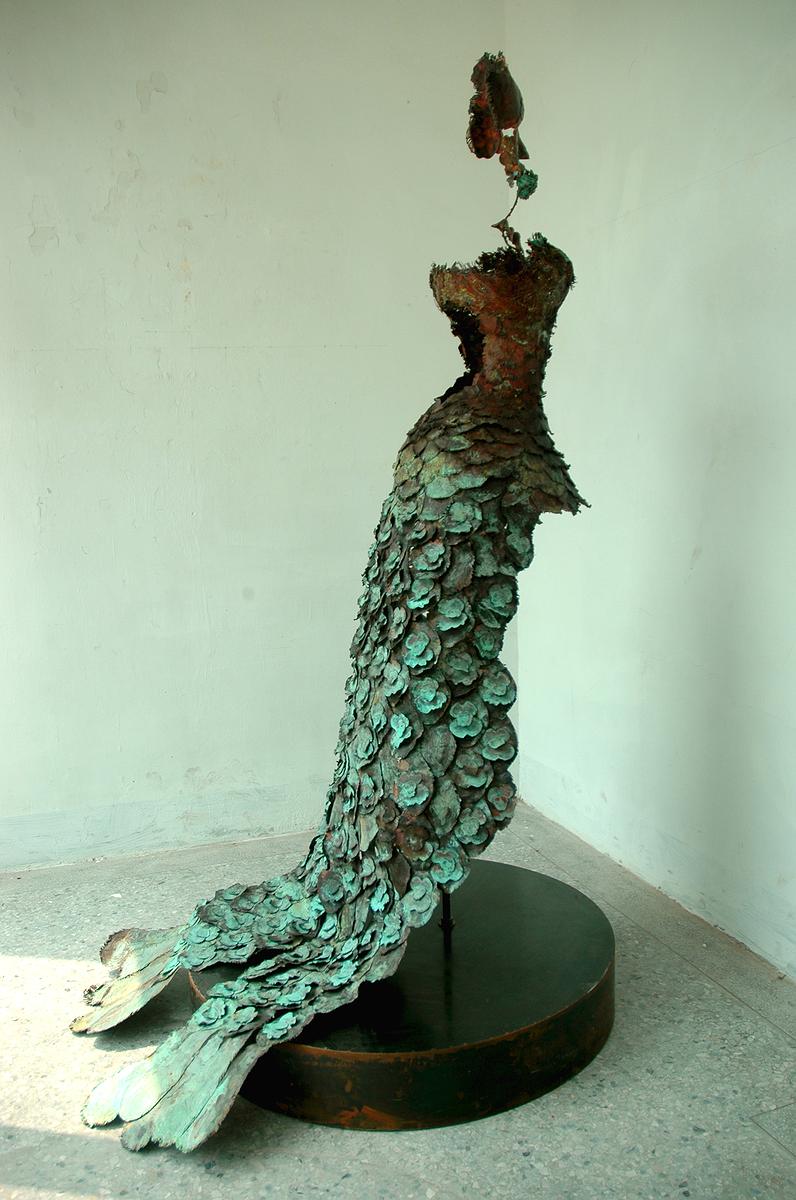 Invisible, Shell and Clothes － A Discourse on Huang, Hsiao-Shan's Work of Art's Cover