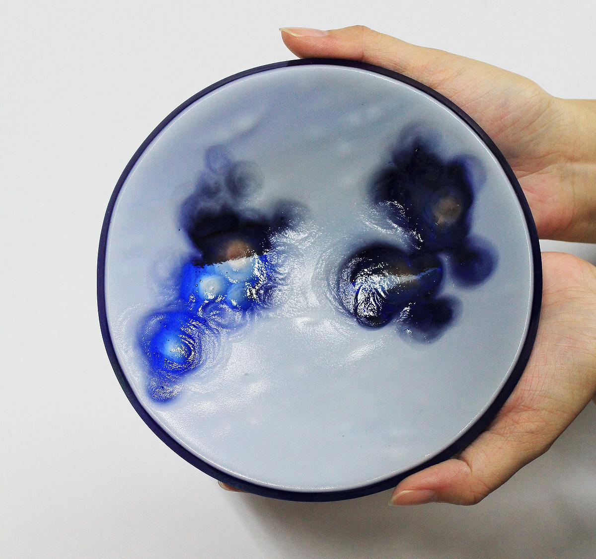 覺‧境 - 邱惠琳玻璃藝術創作論述-「穹頂氤氳」作品透光下的效果的封面圖