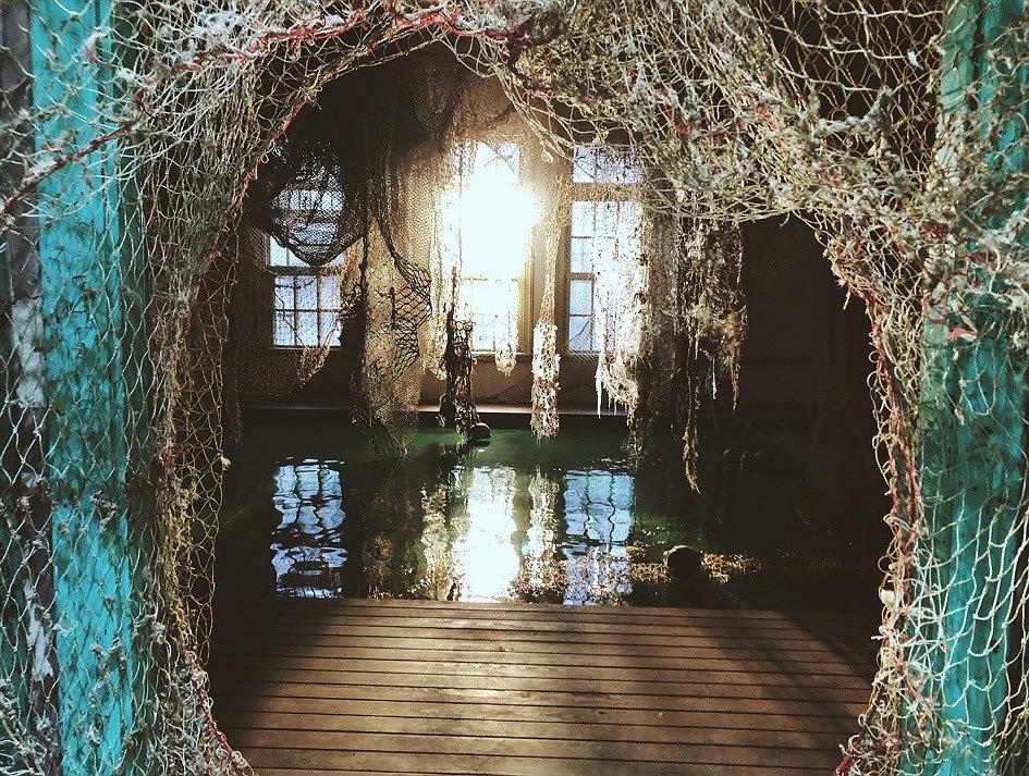 〈迷網之境〉，2018，漁網、繩子、樹酯、煙霧、ARRI燈的封面圖