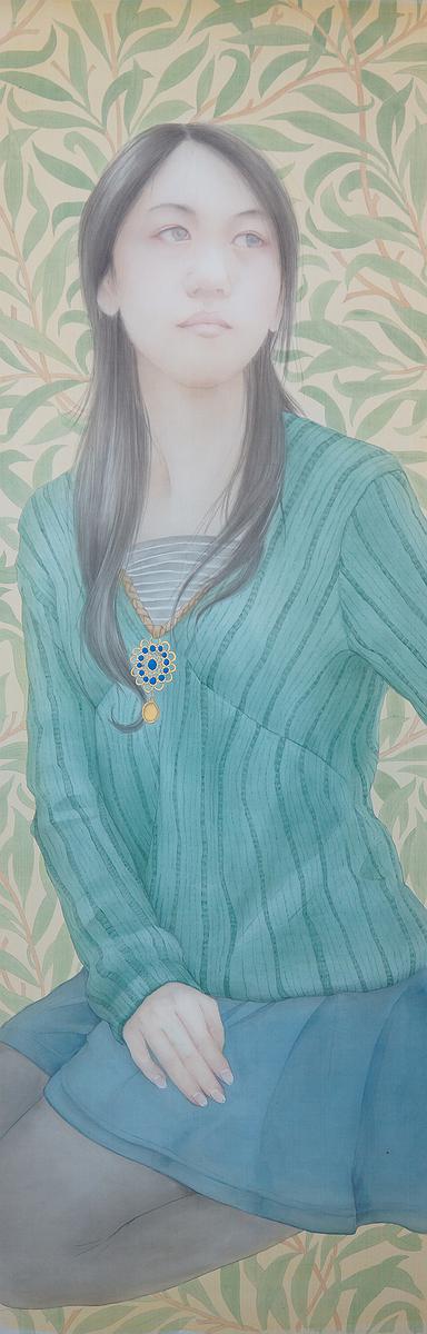 著胸飾的女子的封面圖