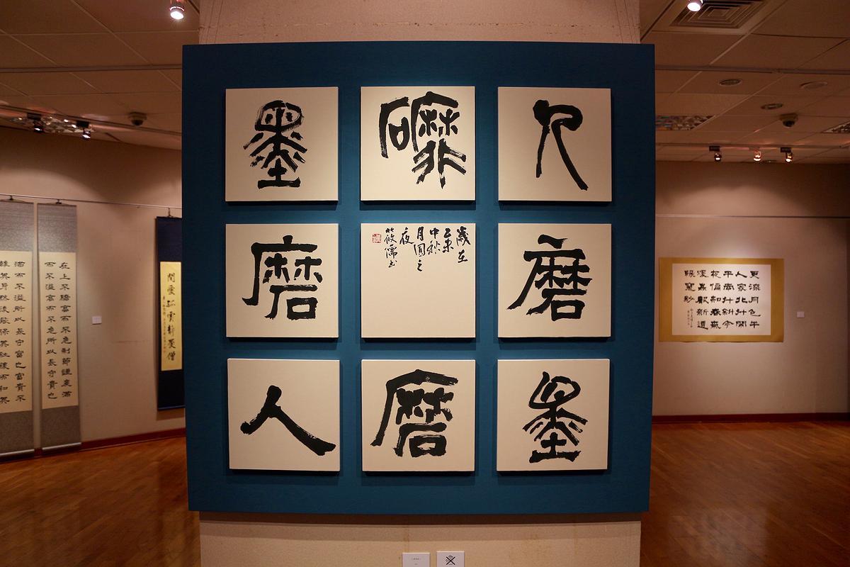 人磨墨磨人的封面圖