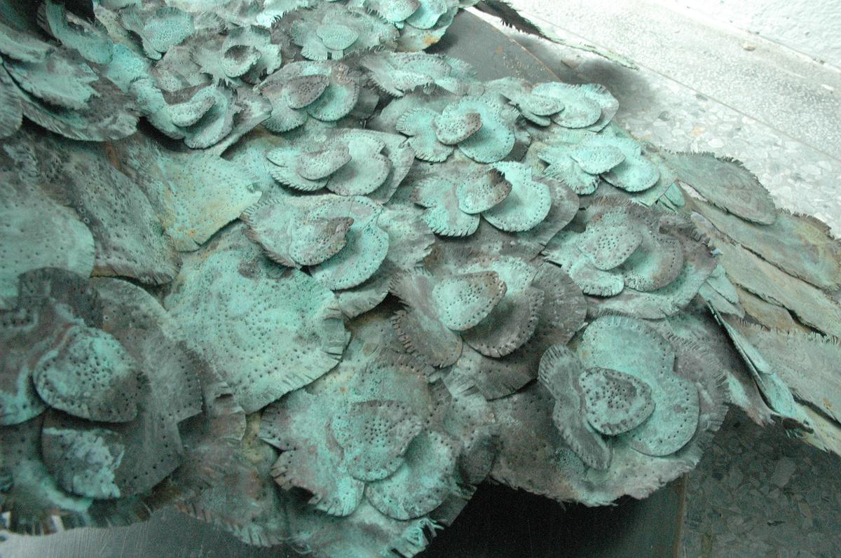 Invisible, Shell and Clothes － A Discourse on Huang, Hsiao-Shan's Work of Art's Cover