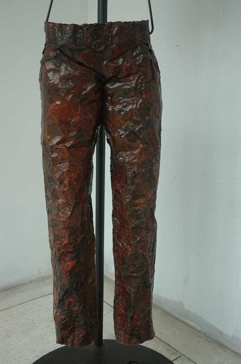 Invisible, Shell and Clothes － A Discourse on Huang, Hsiao-Shan's Work of Art's Cover