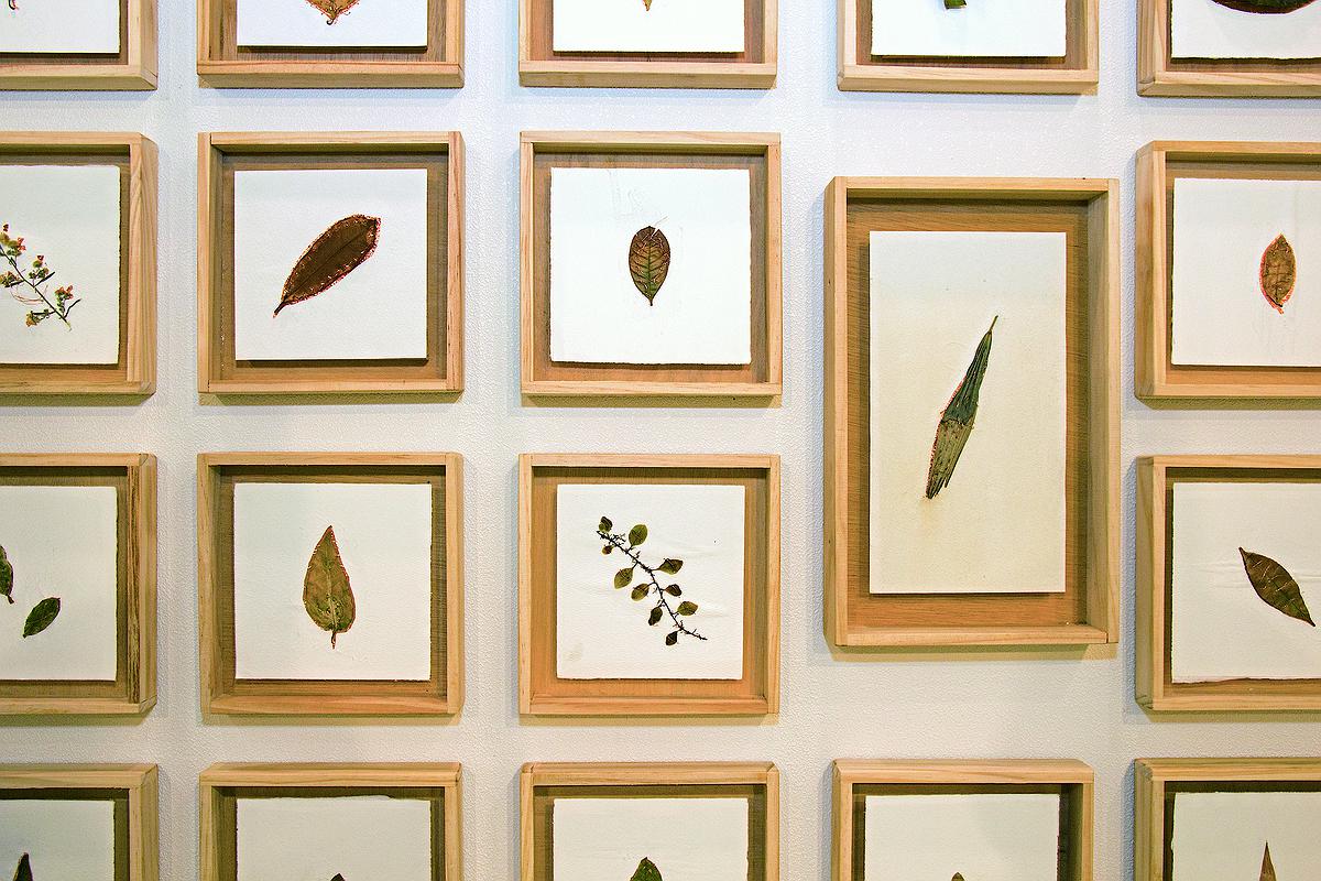 多線創作的首拍：陳昱廷創作研究 陳昱廷，〈P.S. (_____)〉，銅箔、銅線、葉子、水彩紙、木頭，各18x18cm(共 45 個)、各 32x19cm(共 2 個)，2016。2的封面圖