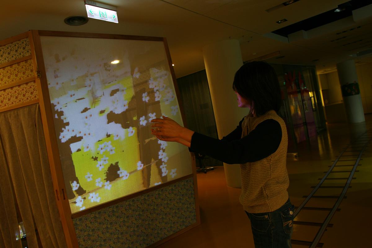 邀約-影子鏡像與花朵遮蔽繪畫性效果的封面圖